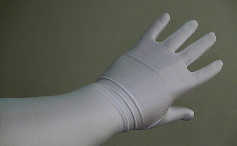 Đừng quên mang gang tay khi vệ sinh nhà cửa hay rửa bát, giặt đồ