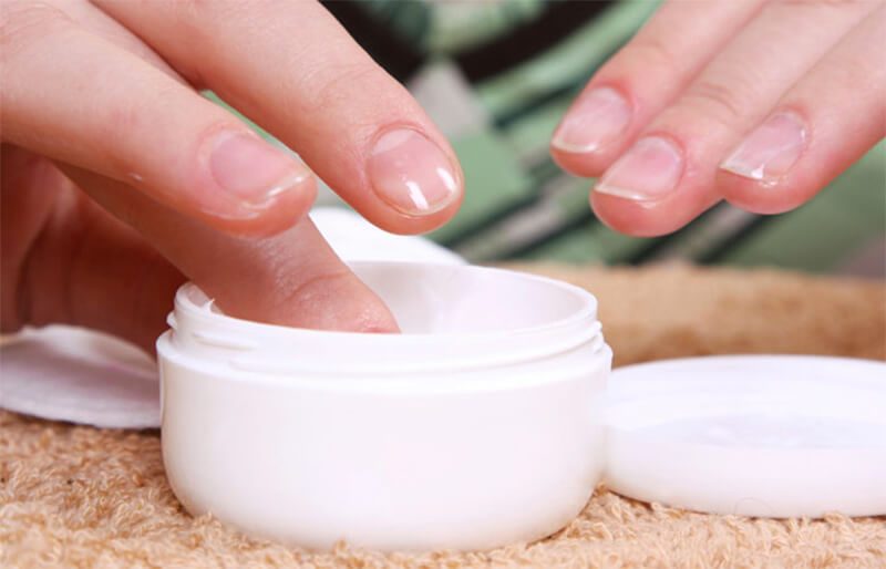 Sử dụng 1 ít kem để chăm sóc móng của bạn