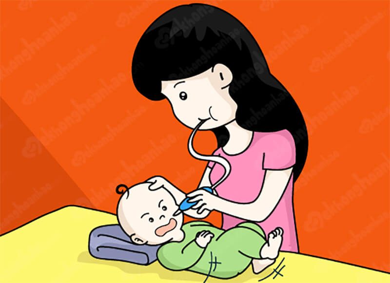 Vệ sinh mũi cho bé bằng dụng cụ hút mũi. (Ảnh minh họa)