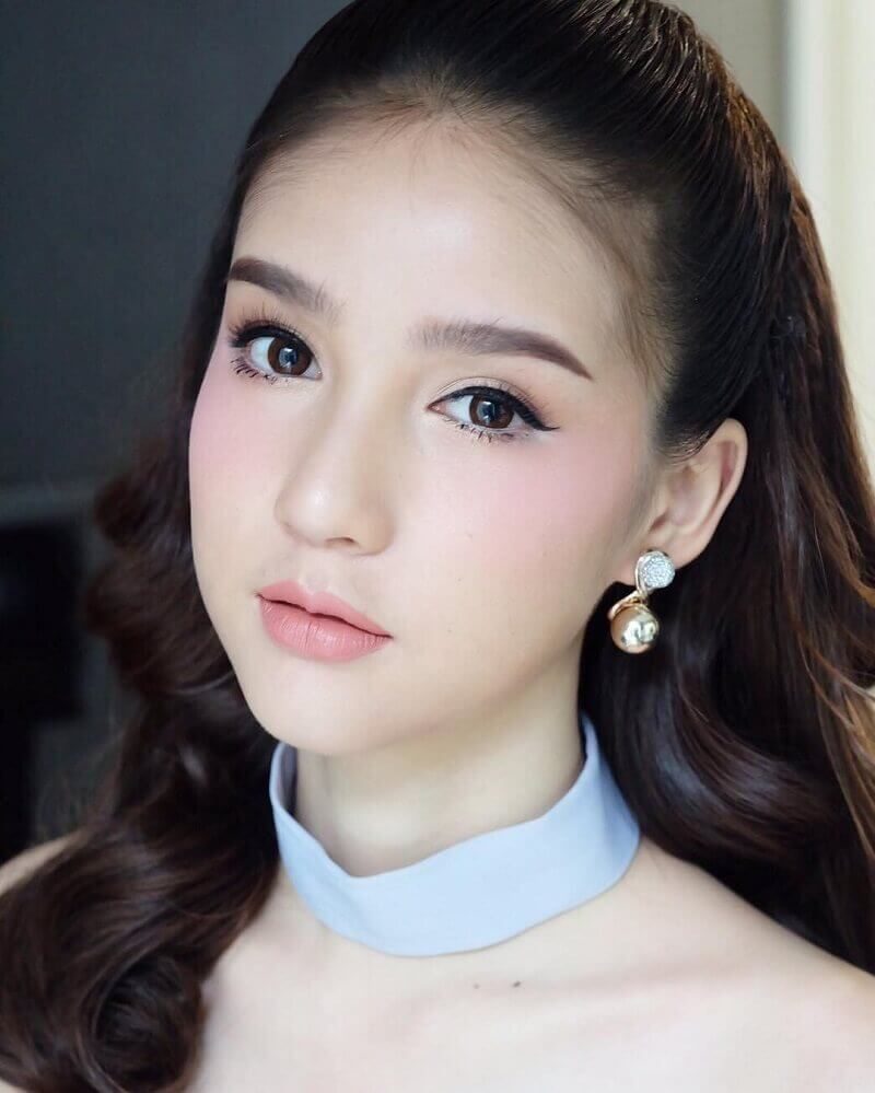 Sau khi bấm mí mắt nên tránh xa đồ nếp, xôi nếp để vùng mí mắt không bị viêm, mưng mủ