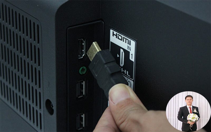 Nối tiếp đầu HDMI còn lại vào cổng HDMI của tivi
