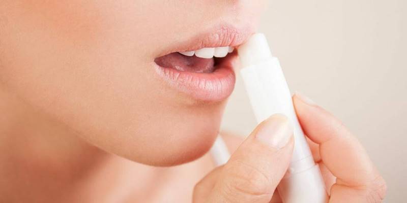 Nên tăng cường giữ ẩm cho đôi môi
