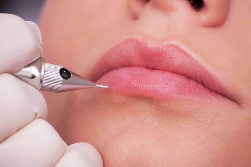 Hình ảnh chuyên gia thực hiện xăm môi cho khách hàng