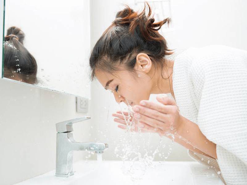 Sau 2-3 ngày thì bạn có thể rửa mặt được