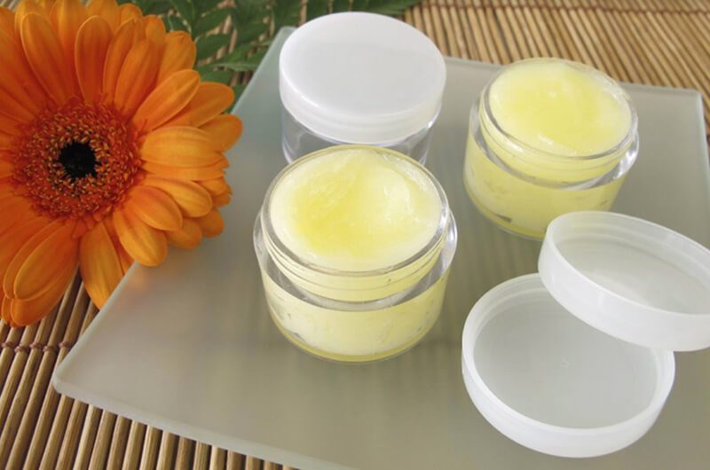 Dùng Vaseline để làm son dưỡng
