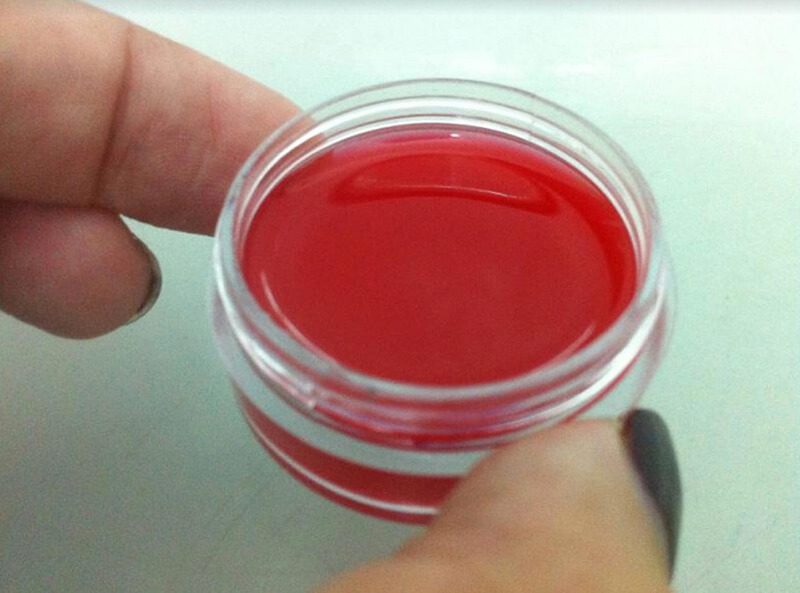Dùng Vaseline để làm son màu