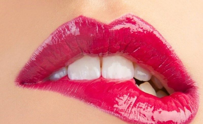 Dùng son dưỡng môi dầu dừa hàng ngày để có kết quả tốt
