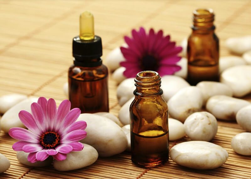 Thêm tinh dầu loại yêu thích để son có mùi thơm