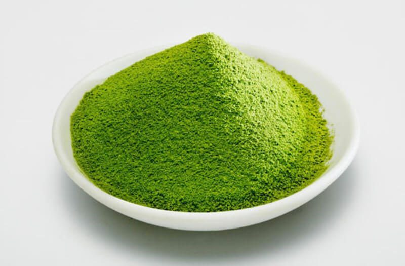 Sử dụng bột matcha để làm son môi trà xanh