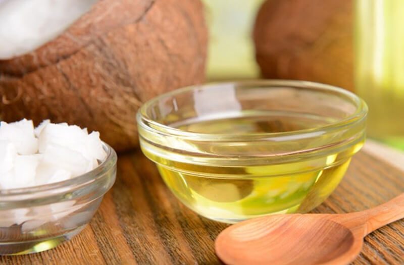 Dầu dừa trong son trà xanh giúp dưỡng môi hiệu quả