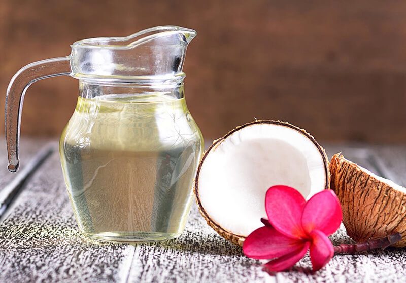 Dầu dừa giúp son môi từ trái lựu dưỡng môi tốt hơn