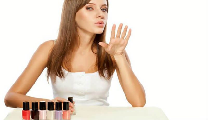 14 Mẹo vẽ móng tay đơn giản khiến ai cũng phải trầm trồ